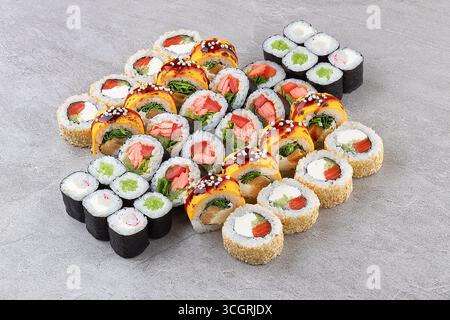 Vista dall'alto della varietà di sushi. Vista ad angolo alto di nigiri, maki, hosomaki, uramaki e panino con tonno, salmone, avocado e gamberi di fila. Traditi Foto Stock