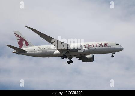 29.08.2025, xcex, GER, Amburgo, Aeroporto, aereo, Flugzeug, A7-BCD Qatar Airways Boeing 787-8 Dreamliner *** 29 08 2025, xcex, GER, Amburgo, Aeroporto, aereo, aereo, A7 BCD Qatar Airways Boeing 787 8 Dreamliner CE Foto Stock