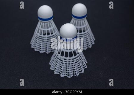 Piuma di Badminton bianca in primo piano Foto Stock