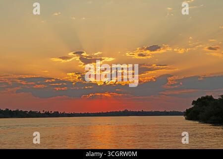 Tramonto sul fiume Zambesi sopra le Cascate Vittoria nello Zimbabwe Foto Stock