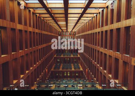 La biblioteca Humboldt è un moderno centro culturale che offre libri, risorse digitali ed eventi della comunità, promuovendo l'apprendimento e la creatività per tutti Foto Stock