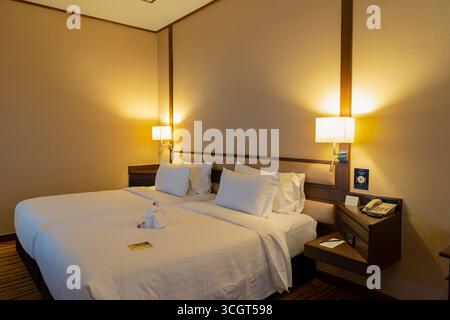 Bangkok, Thailandia - 09 ottobre 2024: Camera del Grand Mercure Bangkok Atrium con due letti gemelli ben disposti. Foto Stock