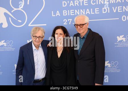 Venezia, Italia, 29 agosto 2025. Seymour M. Hersh, la regista Laura Poitras e Mark Obenhaus alla chiamata fotografica per la copertura del film alla 82a Mostra Internazionale d'Arte cinematografica di Venezia. Credito fotografico: Doreen Kennedy / Alamy Live News. Foto Stock