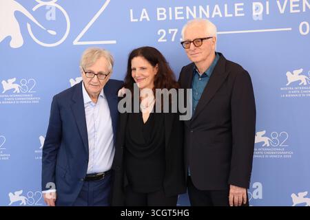 Venezia, Italia, 29 agosto 2025. Seymour M. Hersh, la regista Laura Poitras e Mark Obenhaus alla chiamata fotografica per la copertura del film alla 82a Mostra Internazionale d'Arte cinematografica di Venezia. Credito fotografico: Doreen Kennedy / Alamy Live News. Foto Stock