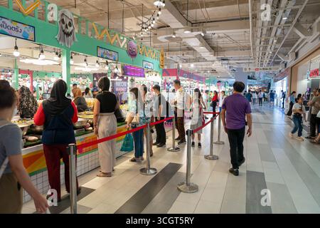 Bangkok, Thailandia - 13 ottobre 2024: Persone in coda ai chioschi di cibo nel centro di Rama 9. Foto Stock