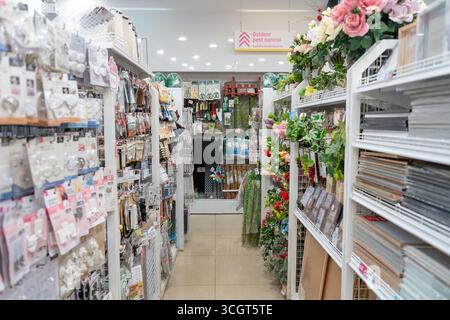 Bangkok, Thailandia - 13 ottobre 2024: Foto interna del negozio Daiso Japan al Central Rama 9. Foto Stock