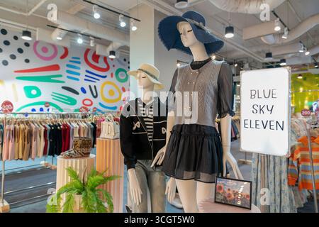 Bangkok, Tailandia - 13 ottobre 2024: Manichini vestiti esposti al Central Rama 9. Foto Stock