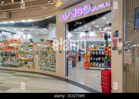 Bangkok, Thailandia - 13 ottobre 2024: Ingresso al negozio Daiso Japan al Central Rama 9. Foto Stock