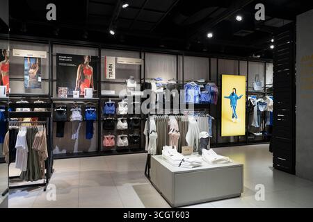Bangkok, Thailandia - 13 ottobre 2024: Foto interna del negozio Adidas al Central Rama 9. Foto Stock
