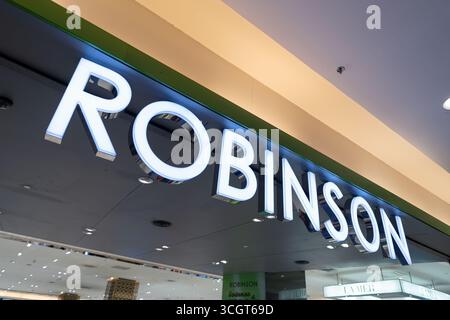 Bangkok, Thailandia - 13 ottobre 2024: Cartello Robinson sopra l'ingresso dei grandi magazzini al Central Rama 9. Foto Stock