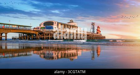 Bournemouth Beach at Sunset in Dorset, Regno Unito Foto Stock