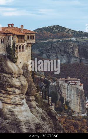 Meteora, in Grecia, presenta splendide colonne di roccia sormontate da antichi monasteri, che mescolano meraviglia naturale con meraviglie spirituali e architettoniche. Foto Stock