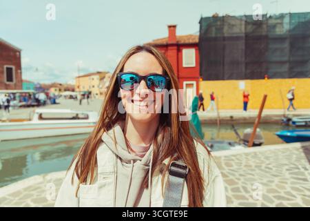 La fotografia di strada di Venezia cattura una bellezza senza tempo: Canali tortuosi, vicoli ombrosi e momenti candidi in una città che galleggia sull'acqua. Foto Stock