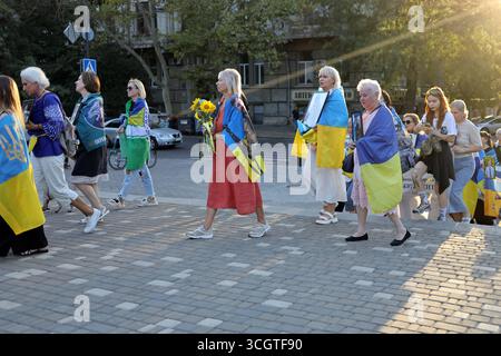 I partecipanti all'azione, avvolti da bandiere ucraine, conservano immagini di soldati caduti delle forze armate ucraine mentre camminano lungo la strada italiana durante l'azione. Una processione commemorativa ha avuto luogo a Odessa in onore del giorno del ricordo dei difensori caduti dell'Ucraina. Giorno della memoria dei difensori caduti dell'Ucraina. Ufficialmente, il giorno della memoria dei difensori caduti dell'Ucraina è stato introdotto il 23 agosto 2019 con decreto del sesto presidente del nostro stato - Volodymyr Zelenskyy - No. 621/2019 'nel giorno della memoria dei difensori dell'Ucraina che sono morti nella lotta per Foto Stock
