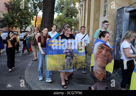I partecipanti all'azione, avvolti da bandiere ucraine, conservano immagini di soldati caduti delle forze armate ucraine mentre camminano lungo la strada italiana durante l'azione. Una processione commemorativa ha avuto luogo a Odessa in onore del giorno del ricordo dei difensori caduti dell'Ucraina. Giorno della memoria dei difensori caduti dell'Ucraina. Ufficialmente, il giorno della memoria dei difensori caduti dell'Ucraina è stato introdotto il 23 agosto 2019 con decreto del sesto presidente del nostro stato - Volodymyr Zelenskyy - No. 621/2019 'nel giorno della memoria dei difensori dell'Ucraina che sono morti nella lotta per Foto Stock