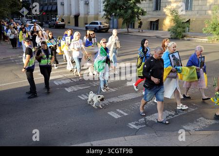 I partecipanti all'azione conservano immagini di soldati caduti delle forze armate ucraine durante l'azione sulla piazza europea. Una processione commemorativa ha avuto luogo a Odessa in onore del giorno del ricordo dei difensori caduti dell'Ucraina. Giorno della memoria dei difensori caduti dell'Ucraina. Ufficialmente, il giorno della memoria dei difensori caduti dell'Ucraina è stato introdotto il 23 agosto 2019 con decreto del sesto presidente del nostro stato - Volodymyr Zelenskyy - No. 621/2019 'nel giorno della memoria dei difensori dell'Ucraina che sono morti nella lotta per l'indipendenza, la sovranità e il territorio i Foto Stock