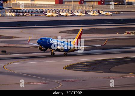 Aeroporto Sky Harbor 8-16-2025 Phoenix AZ USA Southwest Airlines Boeing 737-700 N217JC partenza di prima mattina dalla pista 7L presso Phoenix Sky Harbor Int Foto Stock