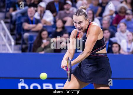 Flushing Meadow, Stati Uniti. 29 agosto 2025. L'Arena Sabalenka restituisce una palla a Leylah Fernandez del Canada nel terzo turno al Louis Armstrong Stadium il giorno 6 al 2025 US Open Tennis Championship all'USTA Billie Jean King National Tennis Center di New York City venerdì 29 agosto 2025. Foto di Corey Sipkin/UPI credito: UPI/Alamy Live News Foto Stock