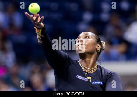 Flushing Meadow, Stati Uniti. 29 agosto 2025. Taylor Townsend serve Mirra Andreeva della Russia nel terzo turno all'Arthur Ashe Stadium il giorno 6 al 2025 US Open Tennis Championship all'USTA Billie Jean King National Tennis Center di New York City venerdì 29 agosto 2025. Foto di Corey Sipkin/UPI credito: UPI/Alamy Live News Foto Stock