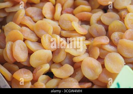 Albicocche secche esposte in un mercato locale Foto Stock