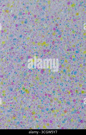 Sfondo a texture astratta full frame con superficie glitter viola, giallo e blu pastello scintillante con spazio di copia Foto Stock