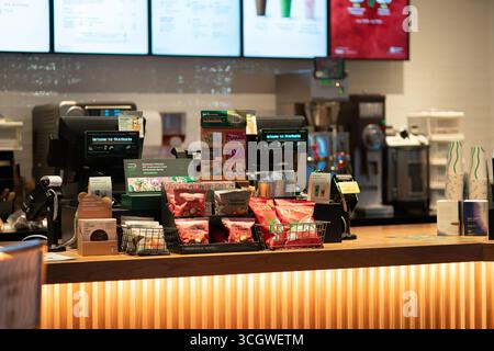 Kuala Lumpur, Malesia - 21 settembre 2024: Prodotti esposti al banco vicino al registratore di cassa in un bar Starbucks presso KLIA2. Gli elementi a Foto Stock