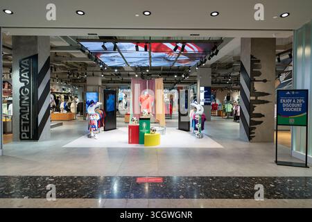Petaling Jaya, Malesia - 14 luglio 2024: Ingresso al negozio Adidas al centro commerciale Sunway Pyramid. Foto Stock