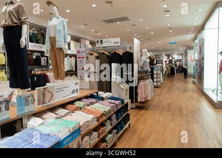 Petaling Jaya, Malesia - 14 luglio 2024: Foto interna del negozio Uniqlo al centro commerciale Sunway Pyramid. Foto Stock