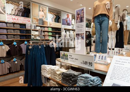 Petaling Jaya, Malesia - 14 luglio 2024: Foto interna del negozio Uniqlo al centro commerciale Sunway Pyramid. Foto Stock