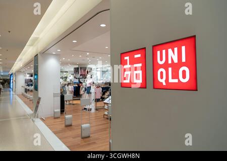 Petaling Jaya, Malesia - 14 luglio 2024: Ingresso al negozio Uniqlo al centro commerciale Sunway Pyramid. Foto Stock