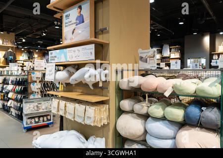 Petaling Jaya, Malesia - 14 luglio 2024: Foto interna del negozio Muji al centro commerciale Sunway Pyramid. Foto Stock
