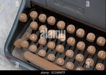 Una vecchia macchina da scrivere antica con chiavi o bottoni in legno. Foto Stock