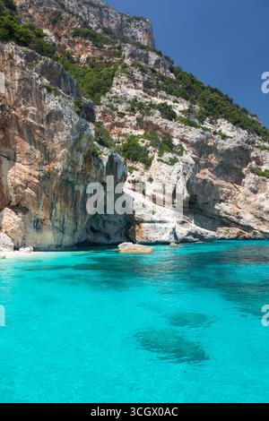 Golfo di Orosei e Parco Nazionale del Gennargentu, Baunei, Ogliastra, Sardegna, Italia. Vista sulle limpide acque turchesi di Cala Mariolu. Foto Stock