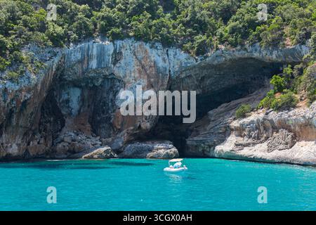 Golfo di Orosei e Parco Nazionale del Gennargentu, Baunei, Ogliastra, Sardegna, Italia. Vista dalle acque turchesi cristalline alle grotte marine vicino a Cala Sisine. Foto Stock