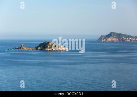 Santa Maria Navarrese, Baunei, Ogliastra, Sardegna, Italia. Vista sul Golfo di Arbatax fino all'isola di Ogliastra e Capo Bellavista, tramonto. Foto Stock