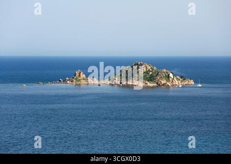 Santa Maria Navarrese, Baunei, Ogliastra, Sardegna, Italia. Vista sul Golfo di Arbatax fino all'isola al largo dell'Ogliastra. Foto Stock