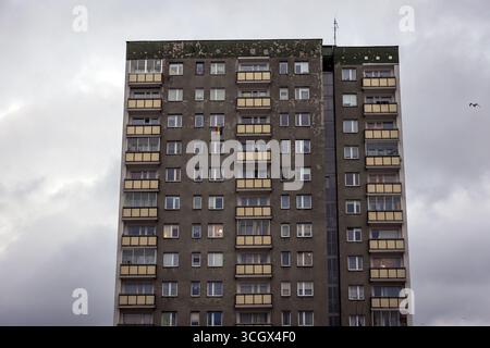 Vecchia casa di appartamenti in legno nel quartiere Goclaw di Varsavia, Polonia Foto Stock