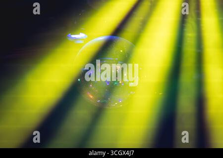 Scintillante ballo da discoteca e travi gialle in discoteca Foto Stock