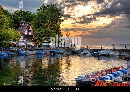 Bootsverleih und Hafen mit Wirtshaus am SEE bei Sonnenuntergang an der Seepromenade, Bregenz, Bodensee, Vorarlberg, Österreich, Europa Bootsverleih un Foto Stock