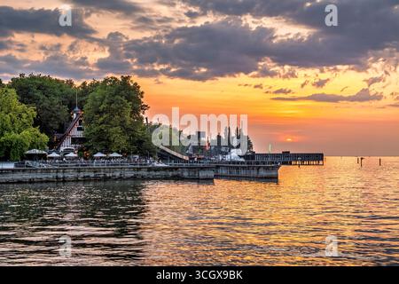Wirtshaus am SEE bei Sonnenuntergang an der Seepromenade, Bregenz, Bodensee, Vorarlberg, Österreich, Europa Wirtshaus am SEE bei Sonnenuntergang an de Foto Stock