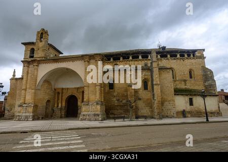 Chiesa di origine romanica con portico laterale, porta ad arco e campanile a Fromista, Palencia Foto Stock