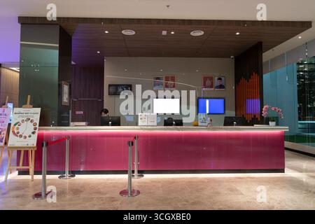 Petaling Jaya, Malesia - 14 luglio 2024: Banco ricevimento dell'hotel ibis PJCC Petaling Jaya. Foto Stock