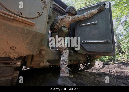 Il 29 agosto 2025 un fante del battaglione operativo della 13a brigata della Guardia nazionale Ucraina “Khartiia” pratica abilità aviotrasportate utilizzando un vettore americano M113 di personale corazzato, regione di Kharkiv, Ucraina. (Foto di Viacheslav Madiievskyi/Ukrinform) Foto Stock