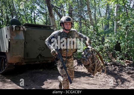 Il 29 agosto 2025 un fante del battaglione operativo della 13a brigata della Guardia nazionale Ucraina “Khartiia” pratica abilità aviotrasportate utilizzando un vettore americano M113 di personale corazzato, regione di Kharkiv, Ucraina. (Foto di Viacheslav Madiievskyi/Ukrinform) Foto Stock