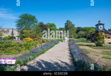 Persone a Amersham Garden of Remembrance in una giornata estiva di sole Broadway Old Amersham Buckinghamshire Inghilterra Regno Unito Foto Stock