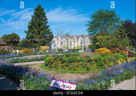 Persone a Amersham Garden of Remembrance in una giornata estiva di sole Broadway Old Amersham Buckinghamshire Inghilterra Regno Unito Foto Stock