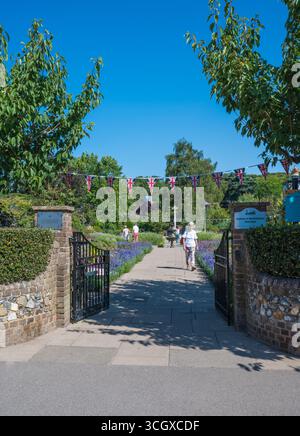 Persone a Amersham Garden of Remembrance in una giornata estiva di sole Broadway Old Amersham Buckinghamshire Inghilterra Regno Unito Foto Stock