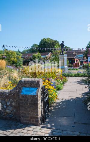 Persone a Amersham Garden of Remembrance in una giornata estiva di sole Broadway Old Amersham Buckinghamshire Inghilterra Regno Unito Foto Stock