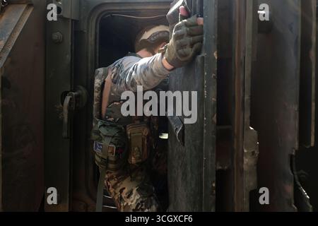 Il 29 agosto 2025 un fante del battaglione operativo della 13a brigata della Guardia nazionale Ucraina “Khartiia” pratica abilità aviotrasportate utilizzando un vettore americano M113 di personale corazzato, regione di Kharkiv, Ucraina. (Foto di Viacheslav Madiievskyi/Ukrinform) Foto Stock