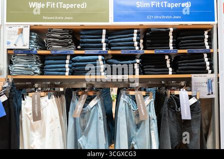 Kuala Lumpur, Malesia - 28 luglio 2024: Vari capi di abbigliamento esposti presso il negozio UNIQLO di NU Sentral, Kuala Lumpur. Foto Stock